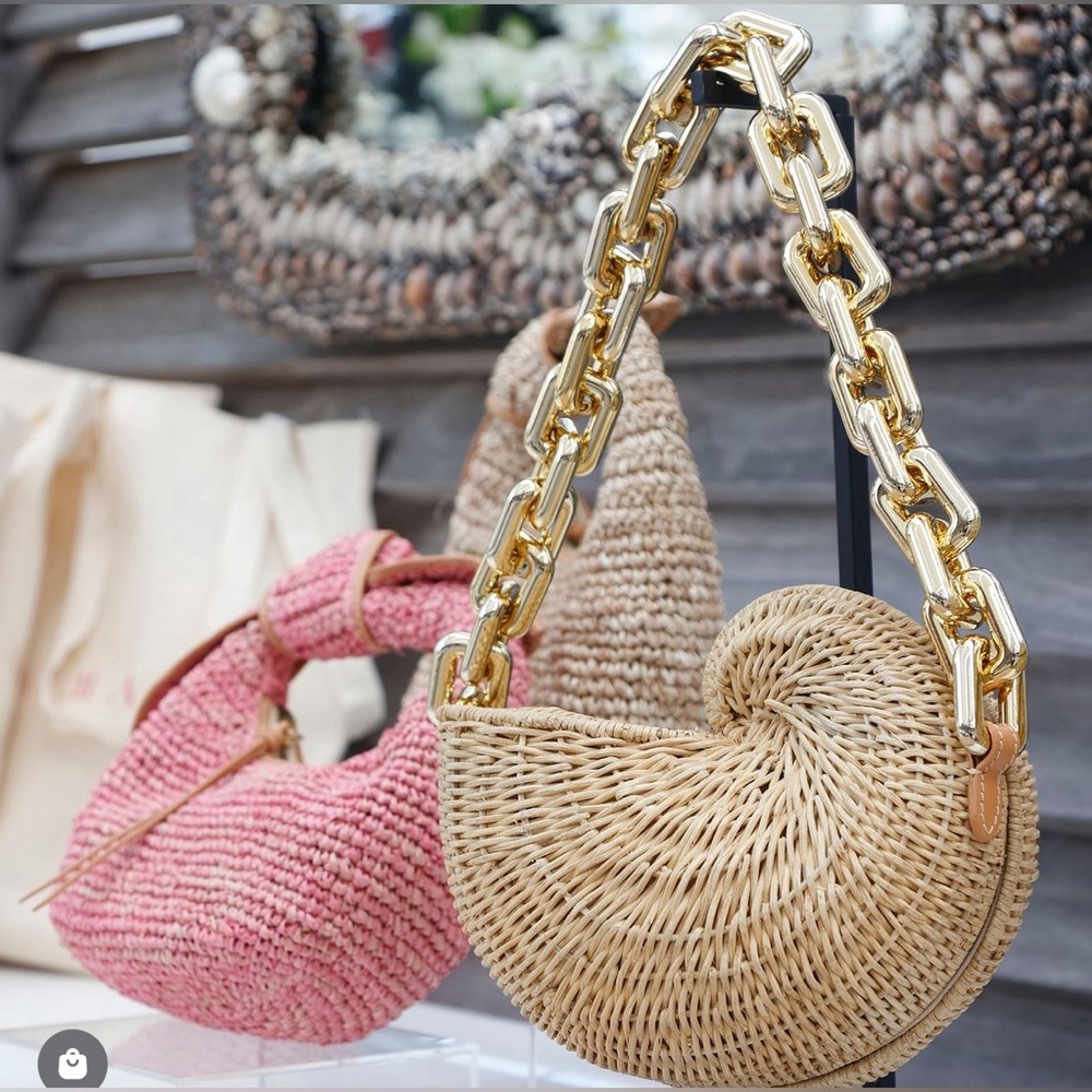 Poolside style Anna conch shell bag